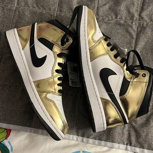 Air Jordan 1 Mid SE GS 'Metallic Gold men’s size 8 (women’s size 9.5)used 2020